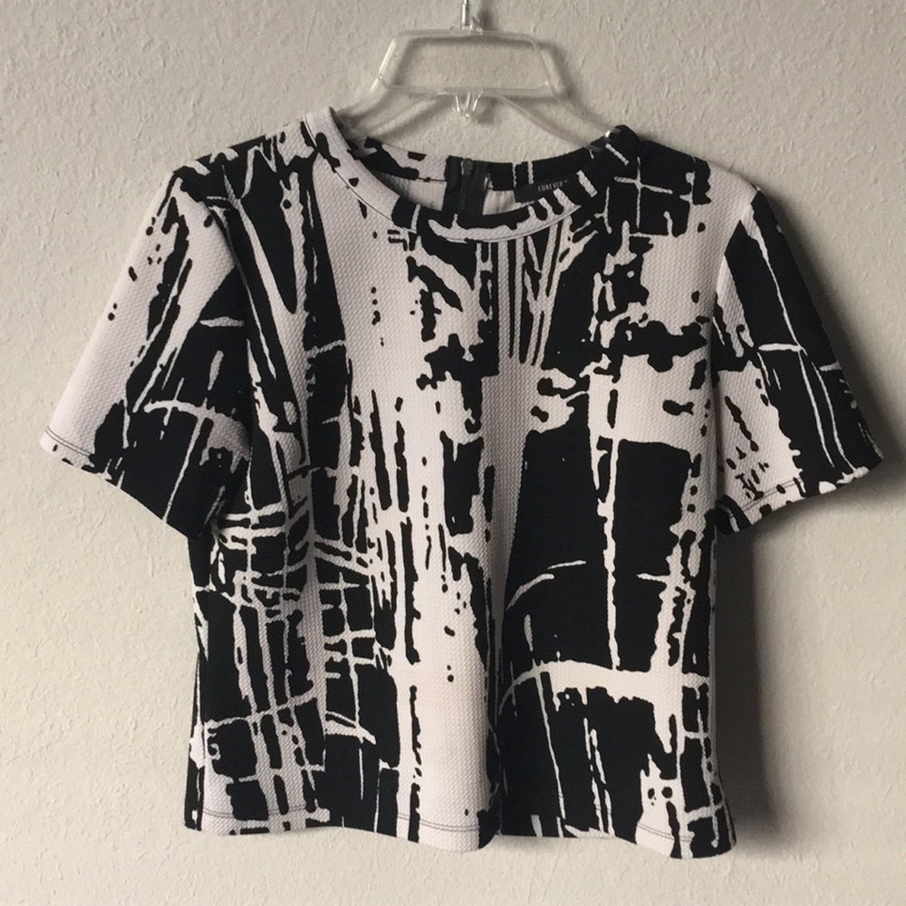 Forever 21 black & white abstract crop tee size med
